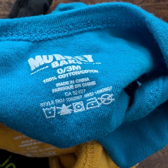 Bundle of 4 onesies - Picture 9 of 9